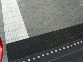 Securiton noppentegel in geleidelijnen voor blinden, slechtzienden & visueel gehandicapten