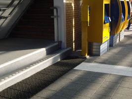 Securiton noppentegel in geleidelijnen voor blinden, slechtzienden & visueel gehandicapten